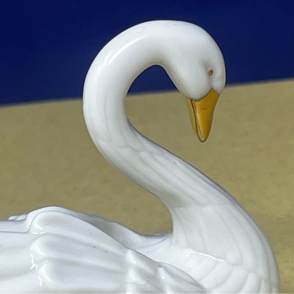 Lenox Porcelain 3” Swan Wedding cake topper/place setting holder 24k gold beak - Picture 8 of 10